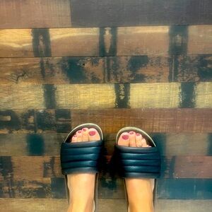 Isabel Marant Women’s black quilted puffer leather slides.